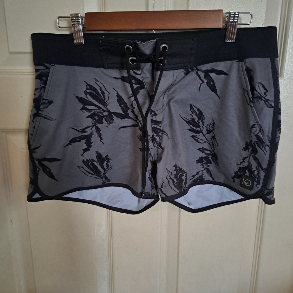 IO Printed Shorts - Picture 1 of 3